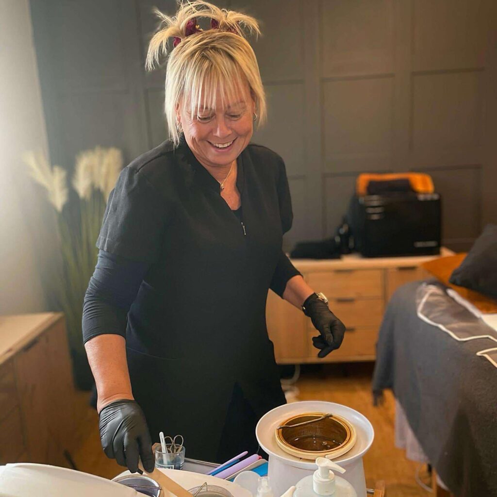 lennie doing a waxing service in the bronzing rooms long eaton